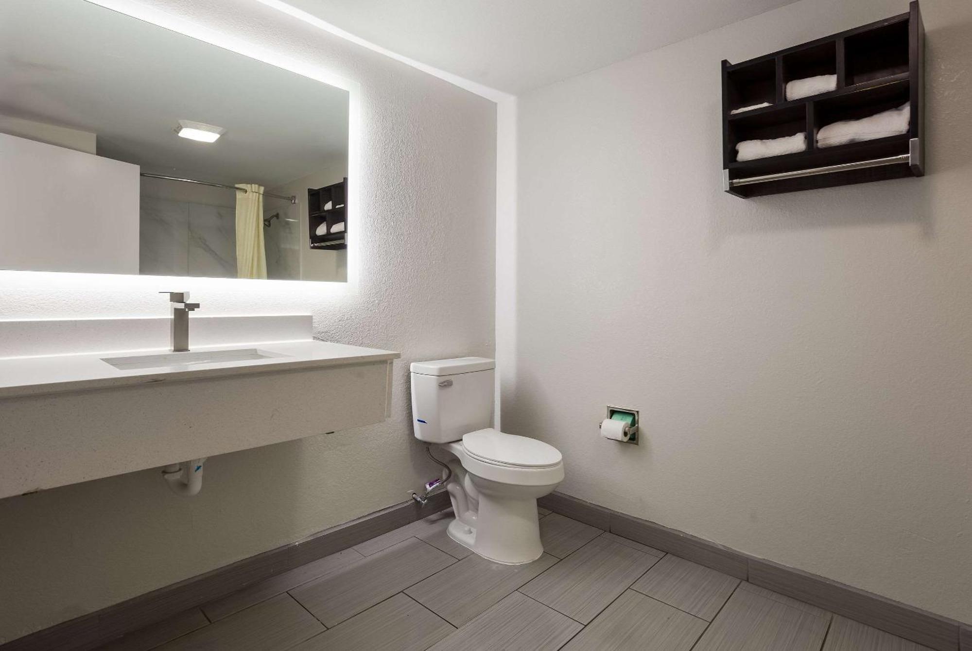 Econo Lodge Мобил Екстериор снимка