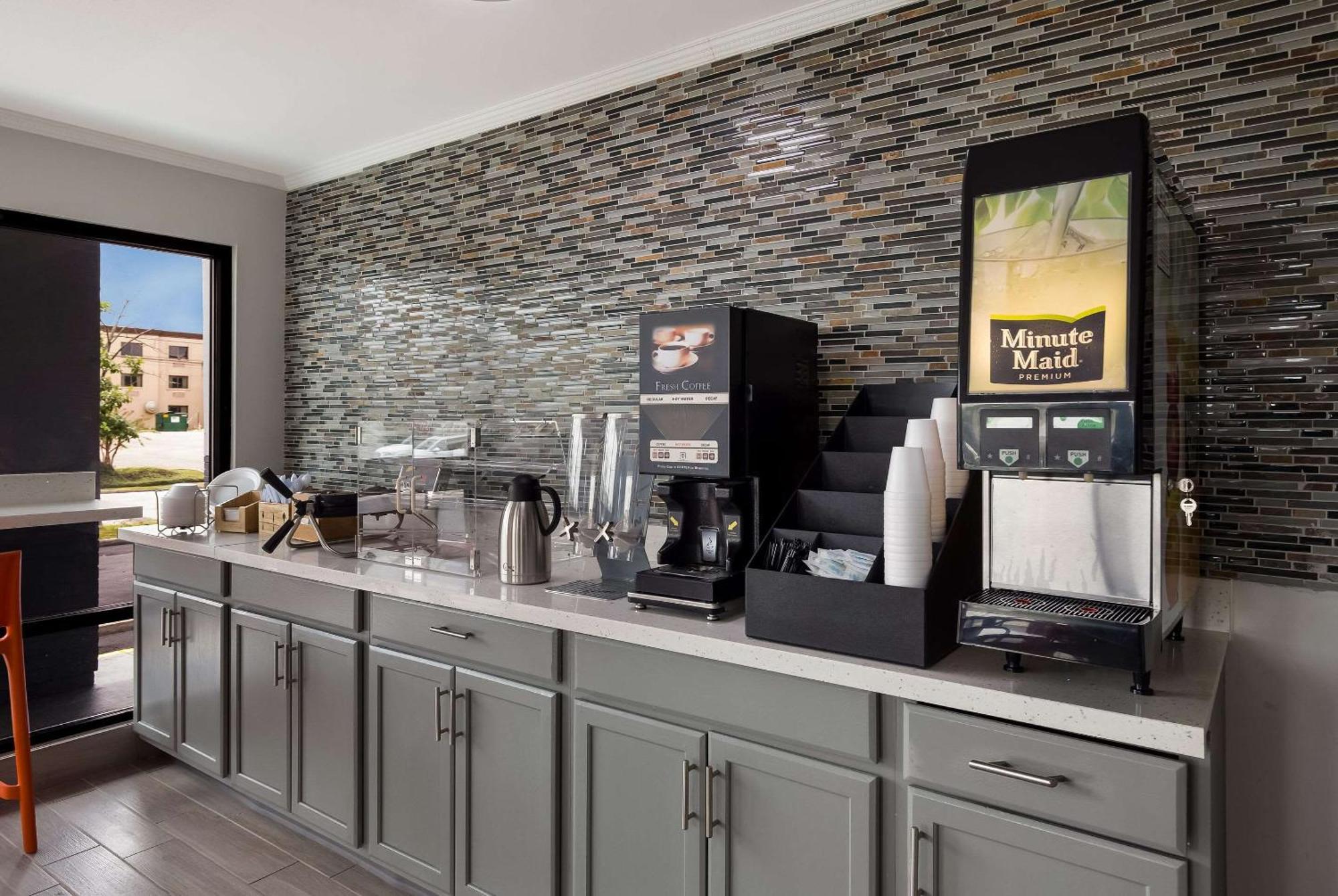 Econo Lodge Мобил Екстериор снимка